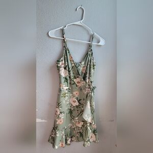 Speechless mini dress, faux wrap bodice with zipper back closure. Worn once.